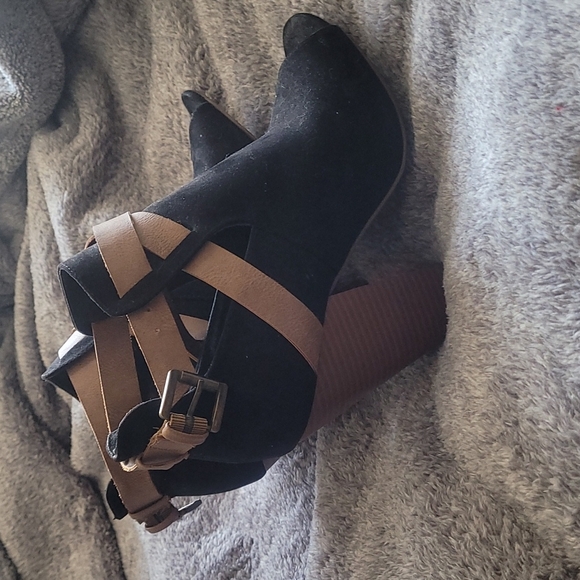 JustFab black and tan peep toe with 4" heel Perfect condition Lightly loved 😍 - Picture 5 of 5